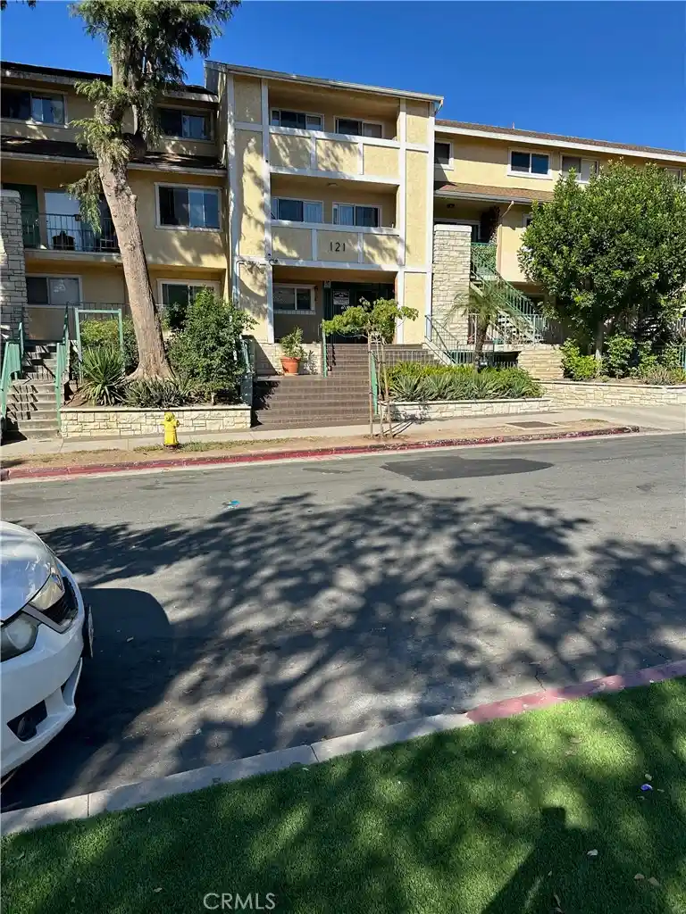 Listing Photo 1 - Condo for sale in 121 Sinclair located at 121 Sinclair, Glendale, CA 91206 - Unit #122