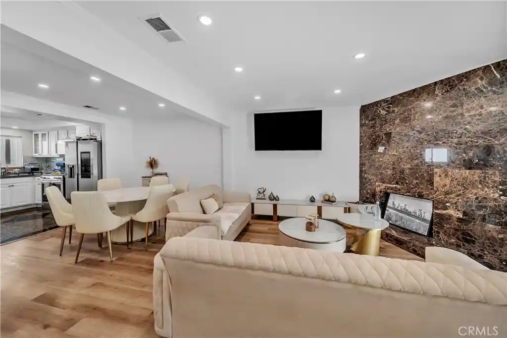 Townhouse for sale at 13412 Burbank, Sherman Oaks, CA 91401 | MLS# SR26219127