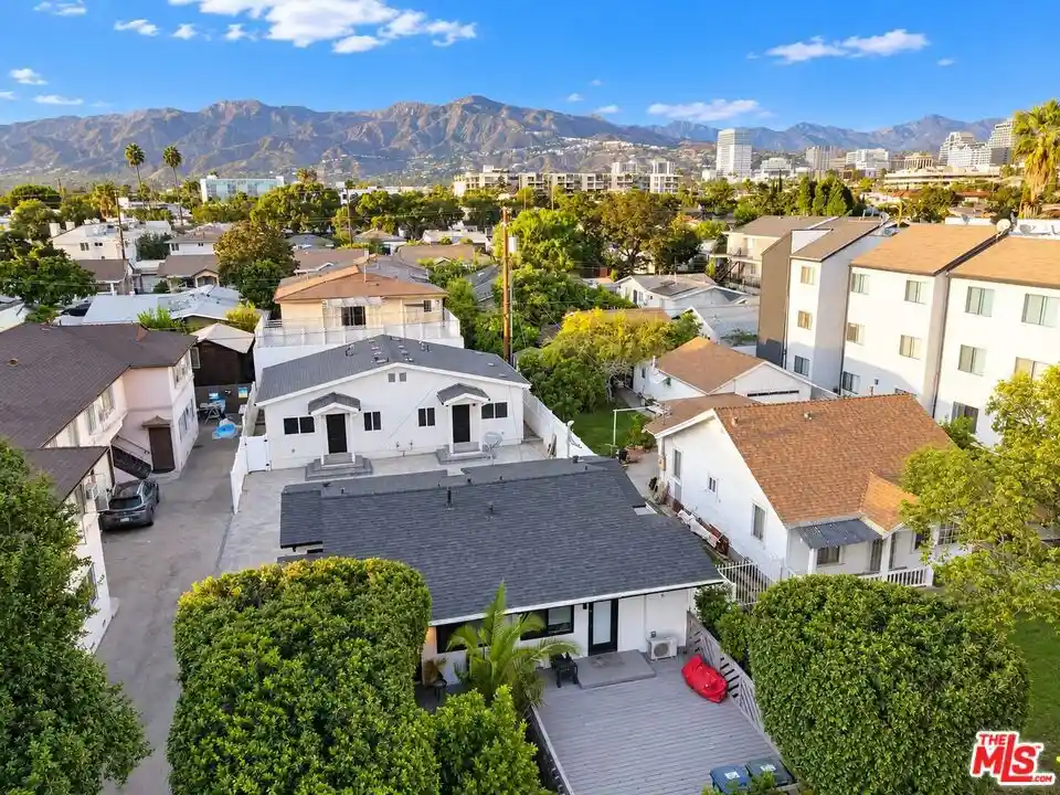 Multi family home for sale at 559 Oak St, Glendale, CA 91204 | MLS# 26999865