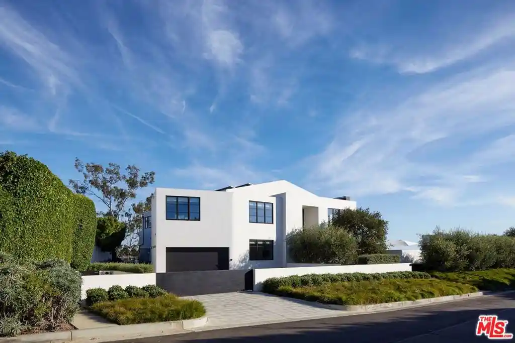 Photo 1 of Mansion for sale at 400 Amalfi Dr, Pacific Palisades, CA 90272 | MLS# 26999923 | Listing updated on 2026-10-20
