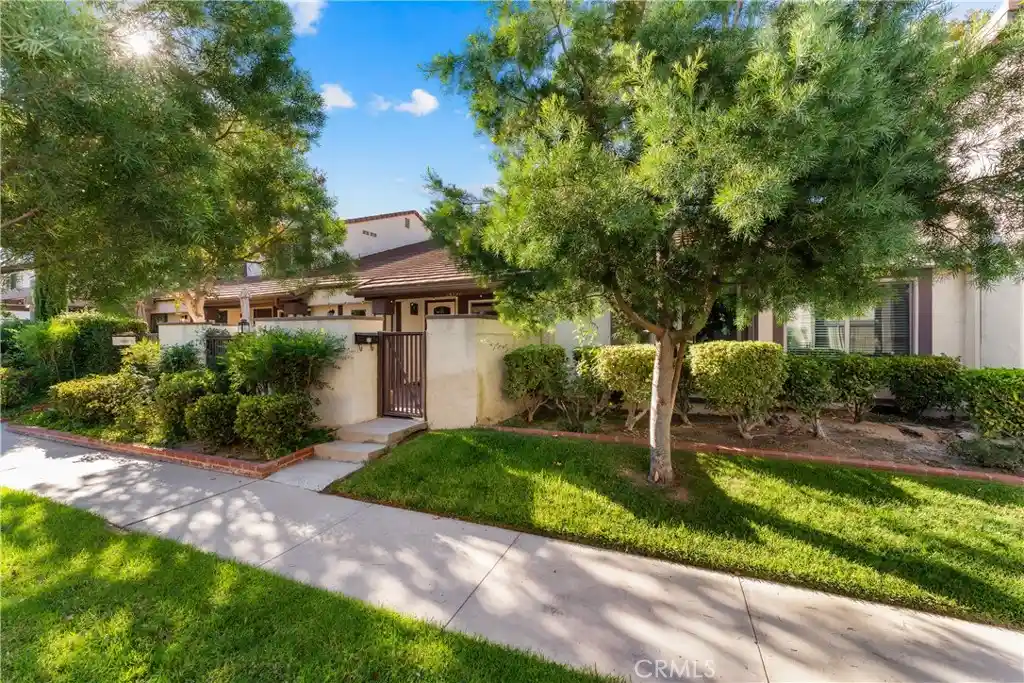 Townhouse for sale at 24752 Masters Cup Way, Valencia, CA 91355 | MLS# SR26221902