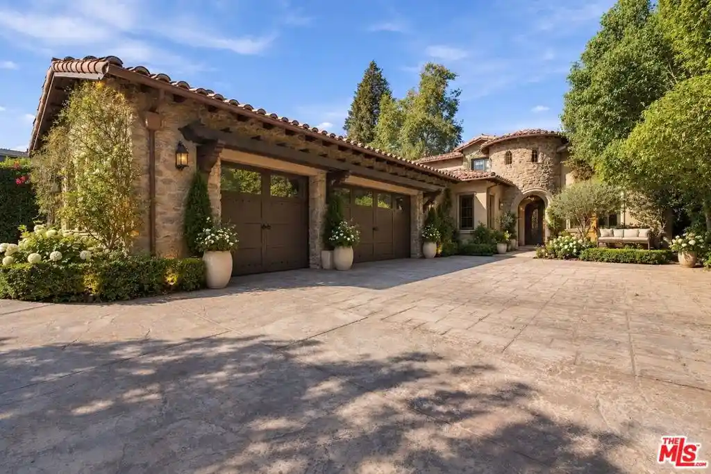 Photo 1 of Mansion for sale at 4835 Oak Park Ave, Encino, CA 91316 | MLS# 26101776 | Listing updated on 2026-10-30