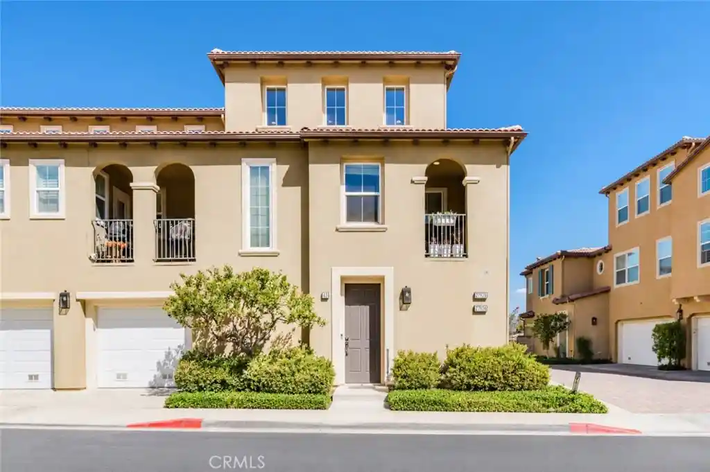 Townhouse for sale at 27028 Pebble Beach Dr, Valencia, CA 91381 | MLS# SR26221805