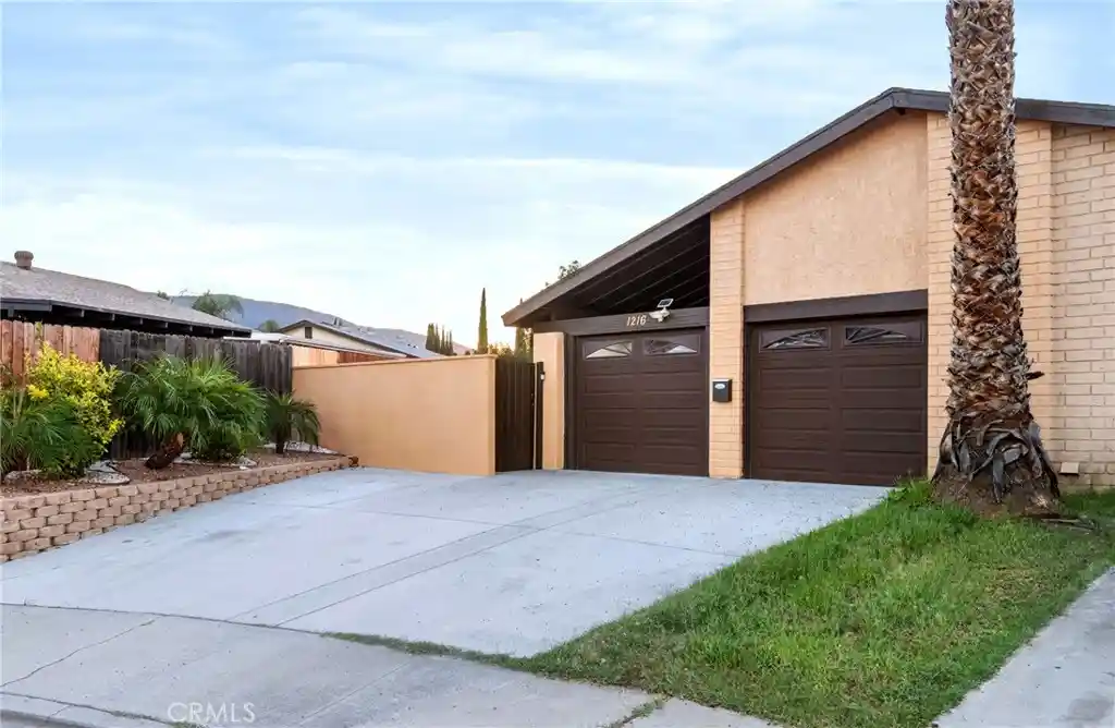 Single family home for sale at 1216 Hampton Cir, Corona, CA 92882 | MLS# DW26222997