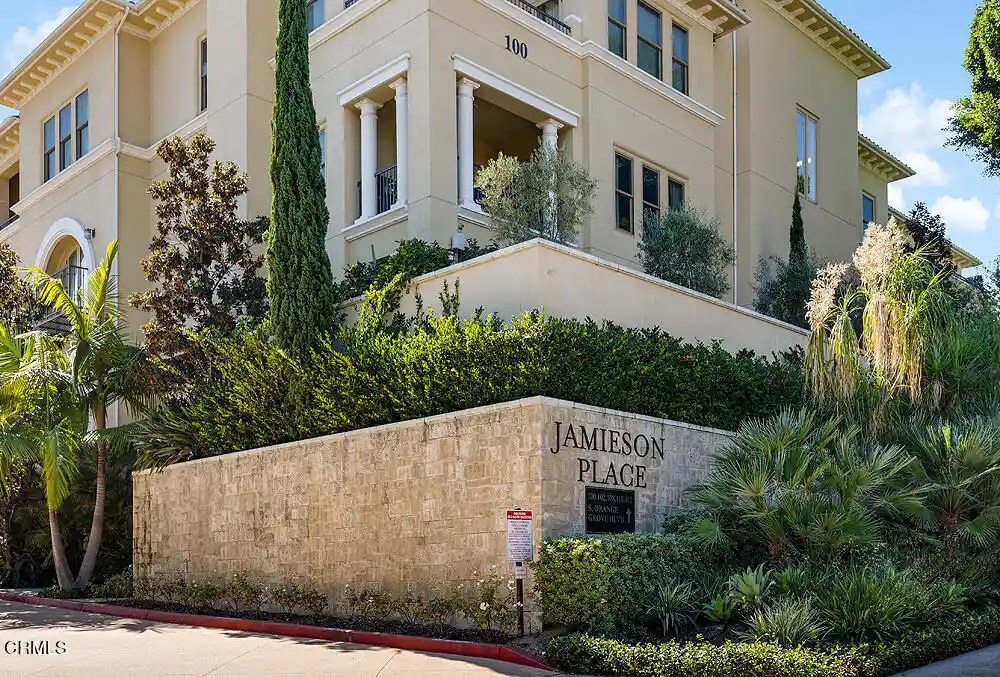 Townhouse for sale at 110 S Orange Grv Blvd #106, Pasadena, CA 91105 | MLS# P1-29242