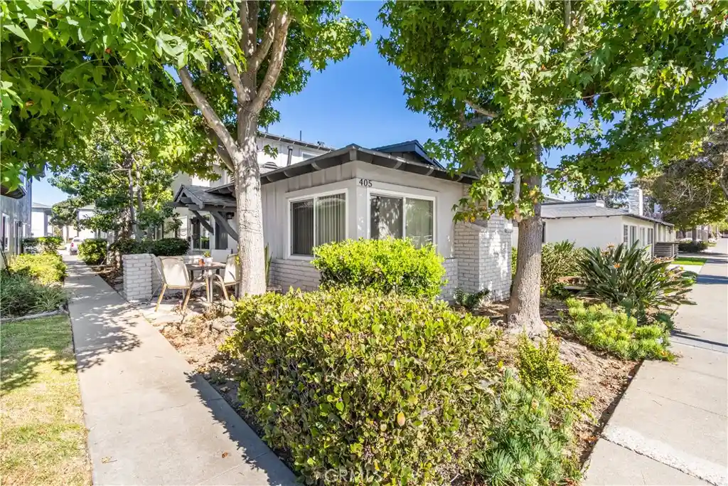 Listing Photo 1 - Condo for sale in 405 12th located at 405 12th, Huntington Beach, CA 92648 - Unit 405 12th