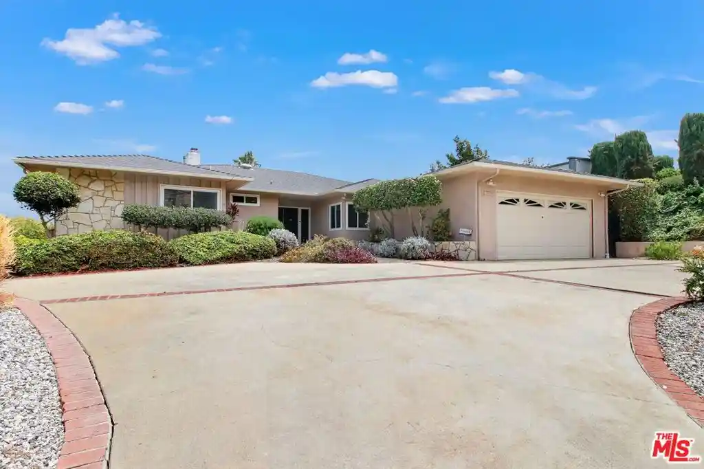 Photo 1 of Single family home for sale at 4152 Terraza Dr, Los Angeles, CA 90008 | MLS# 26102366 | Listing updated on 2026-10-23