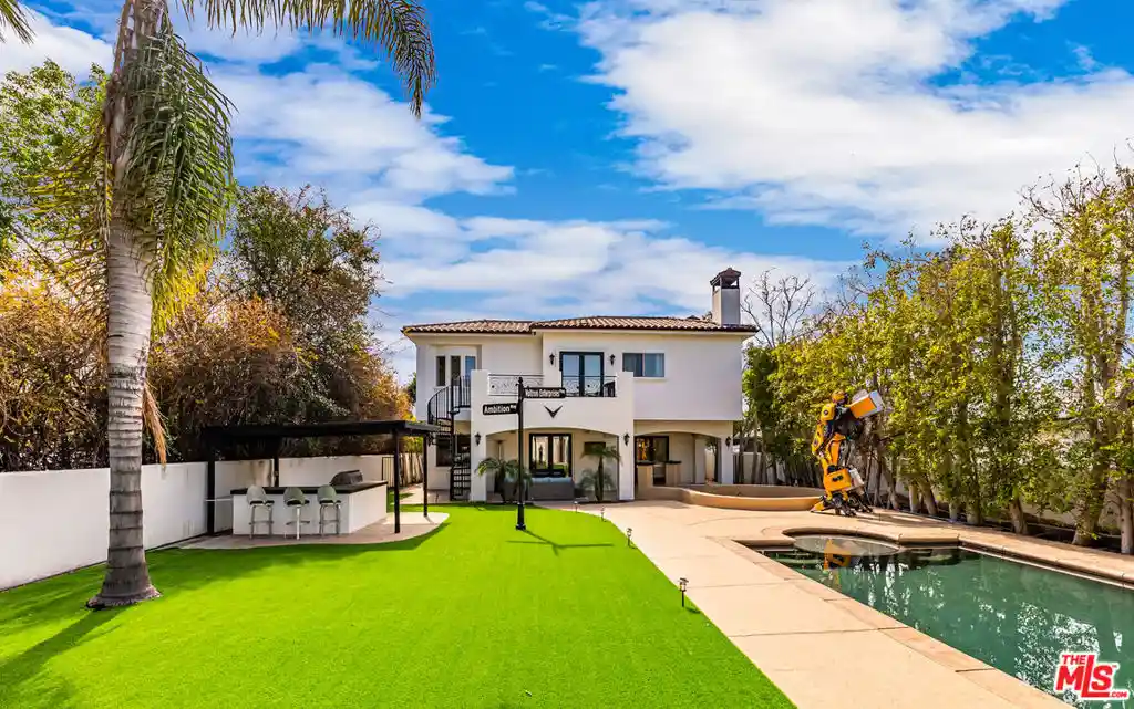 Photo 1 of Mansion for sale at 23123 Oxnard St, Woodland Hills, CA 91367 | MLS# 26101937 | Listing updated on 2026-10-23