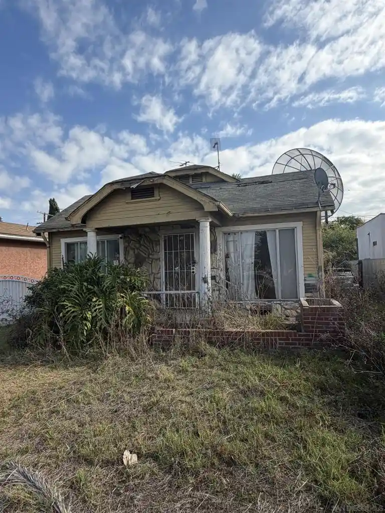 Single family home for sale at 5930 6th Avenue, Los Angeles, CA 90043 | MLS# 260024935SD