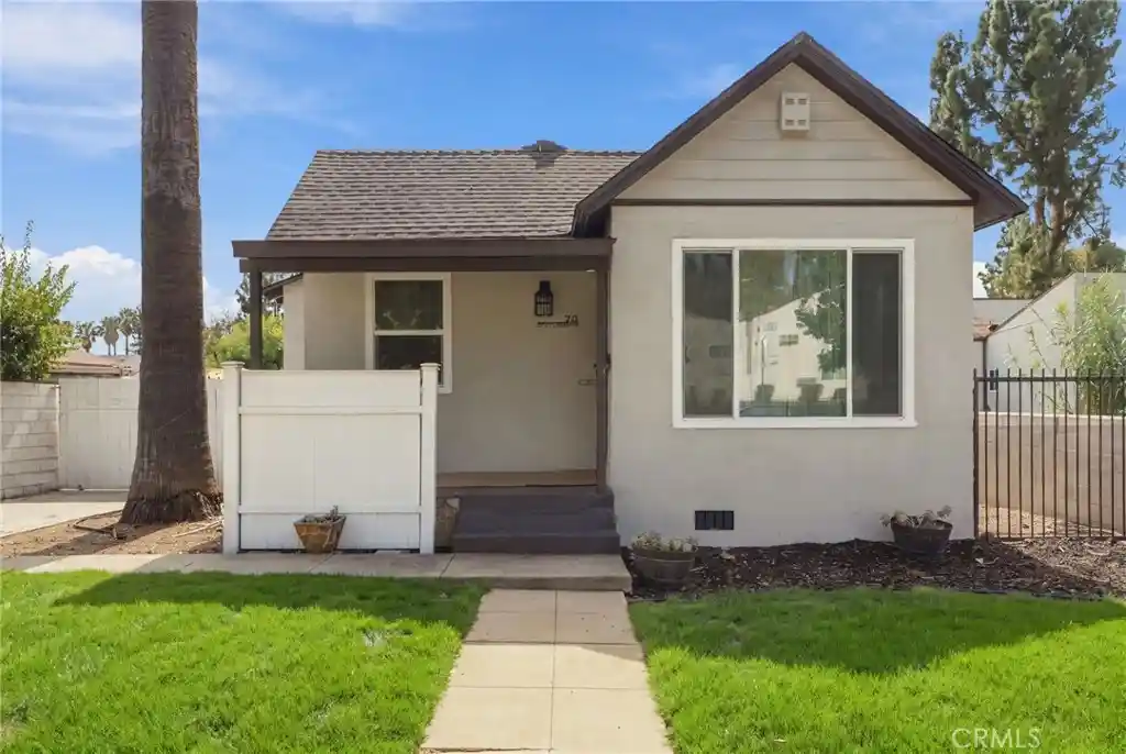 Single family home for sale at 70 W Claremont St, Pasadena, CA 91103 | MLS# SR26223252