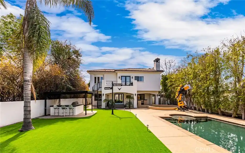 Photo 1 of Mansion for sale at 23123 Oxnard, Woodland Hills, CA 91367 | MLS# SR26224006 | Listing updated on 2026-10-25