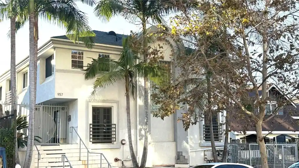 Condo for sale at 957 S Gramercy #203, Los Angeles, CA 90019 | MLS# GD26224241