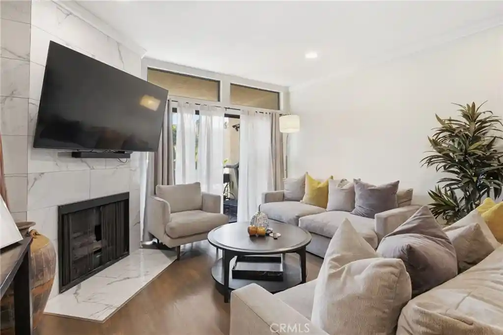 Condo for sale at 729 S Hobart Blvd #11, Los Angeles, CA 90005 | MLS# DW26223709