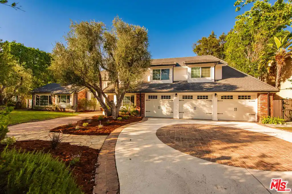 Photo 1 of Mansion for sale at 17429 Tarzana St, Encino, CA 91316 | MLS# 26102583 | Listing updated on 2026-10-24