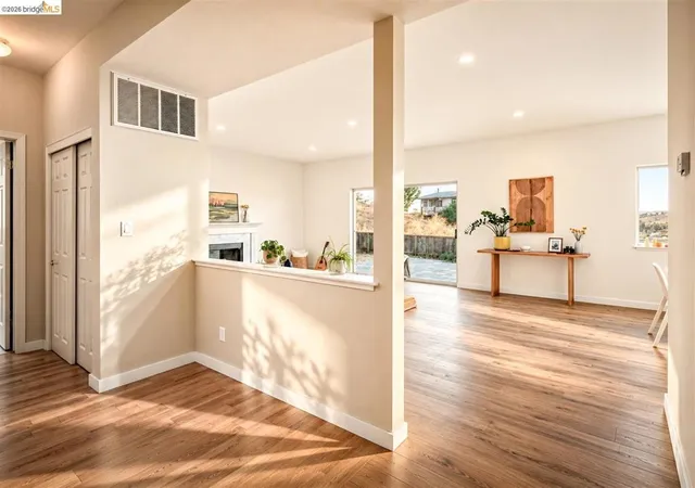 Photo 2 of Single family home for sale at 104 Bridgeview Ct, Crockett, CA 94525 | MLS# 41151539 | Listing updated on 2026-10-30