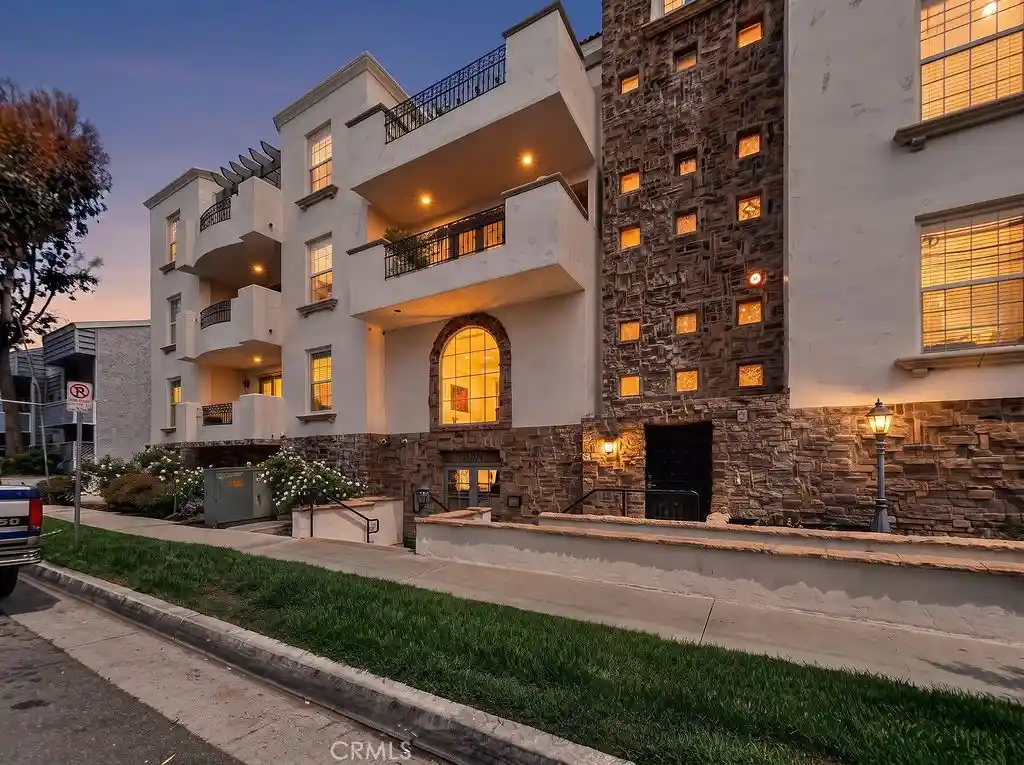 Condo for sale at 12407 Moorpark St #104, Studio City, CA 91604 | MLS# GD26226020