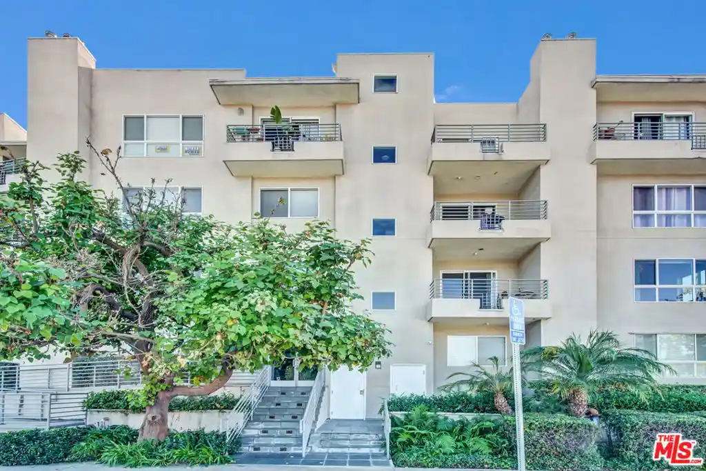 Listing Photo 1 - Condo for sale in 5764 San Vicente Blvd located at 5764 San Vicente Blvd, Los Angeles, CA 90019 - Unit #201