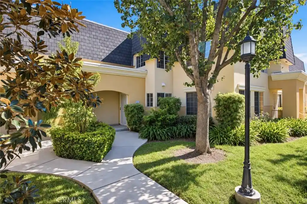 Condo for sale at 19208 Hamlin St #5, Reseda, CA 91335 | MLS# SR26226448