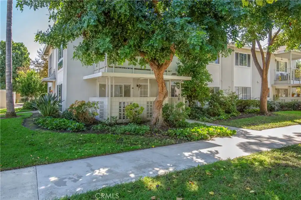 Photo 1 of Condo for sale at 925 Avenida Majorca #D, Laguna Woods, CA 92637 | MLS# LG26226667 | Listing updated on 2026-10-28