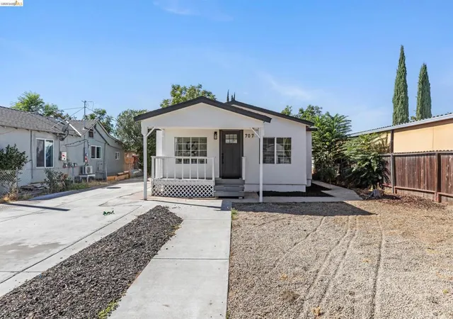 Photo 3 of Single family home for sale at 707 S Conejo Ave, Modesto, CA 95354 | MLS# 41151701 | Listing updated on 2026-10-30