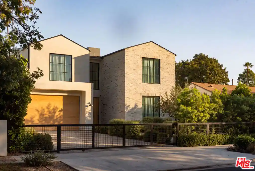 Single family home for sale at 11621 Hesby St, North Hollywood, CA 91601 | MLS# 26103426