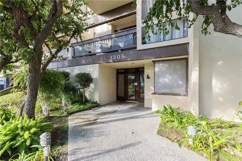 Listing Photo 1 - Condo for sale in 1305 N Columbus located at 1305 N Columbus, Glendale, CA 91202 - Unit #203