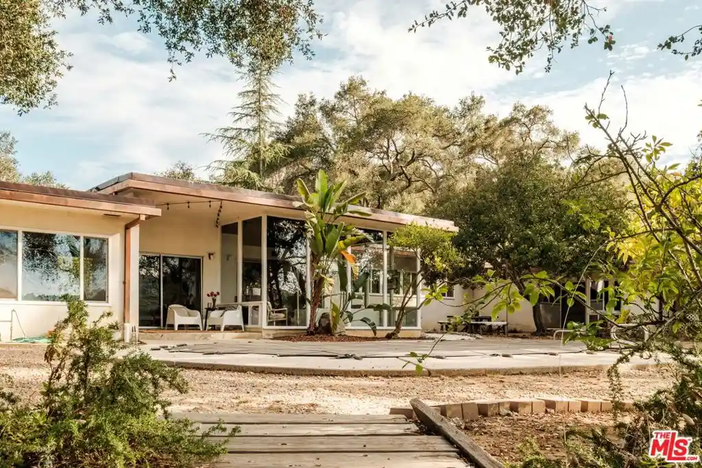 Single family home for sale at 21269 Entrada Rd, Topanga, CA 90290 | MLS# 26103266