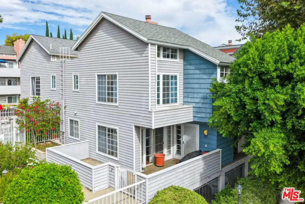 Condo for sale at 20235 Keswick St #7, Winnetka, CA 91306 | MLS# 26103602