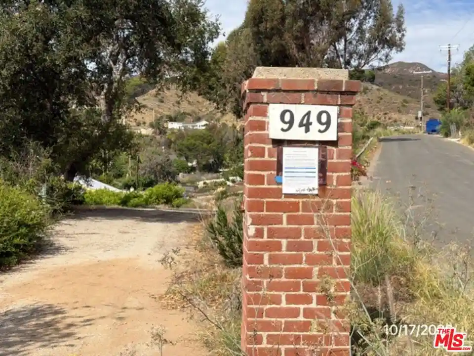 Photo 1 of Land for sale at 949 Las Lomas Ave, Pacific Palisades, CA 90272 | MLS# 26103645 | Listing updated on 2026-10-28