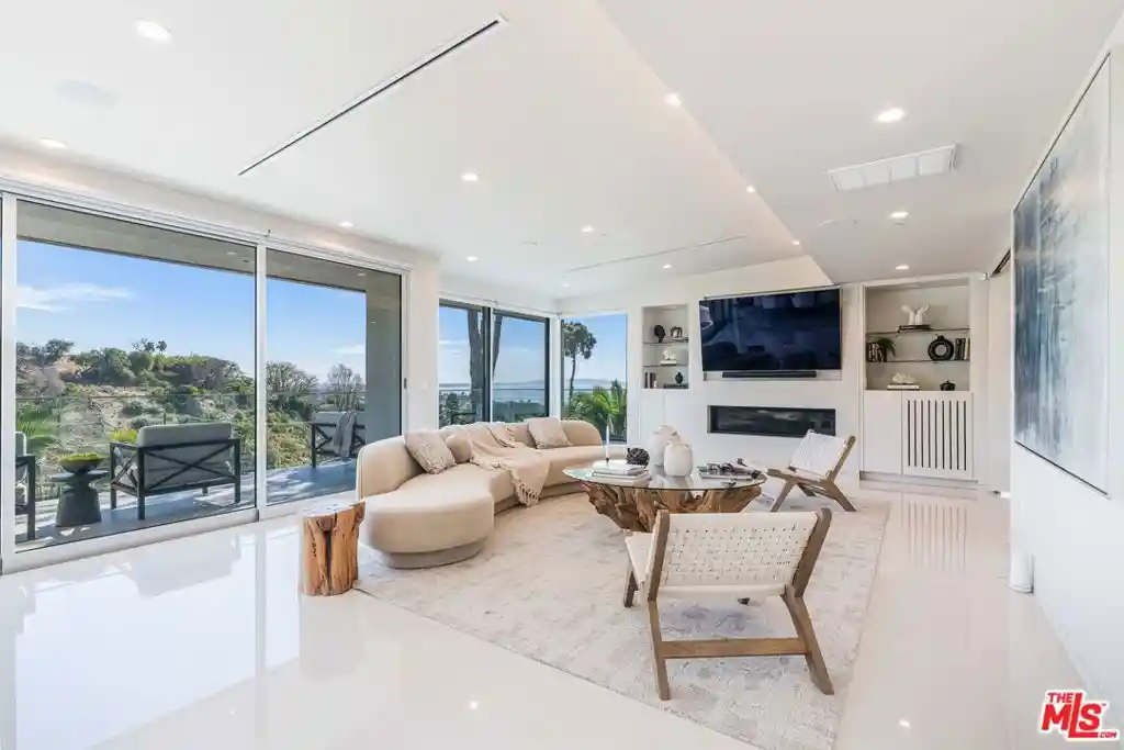 Photo 1 of Single family home for sale at 822 El Oro Ln, Pacific Palisades, CA 90272 | MLS# 26994073 | Listing updated on 2026-10-29