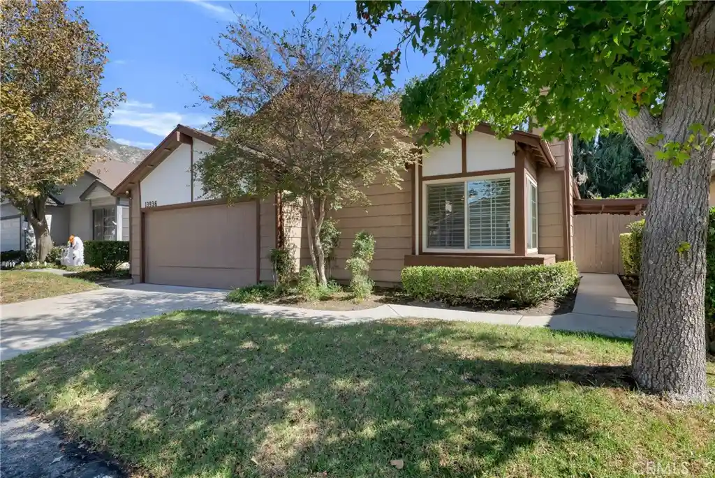 Condo for sale at 13936 Olive Grv Ln, Sylmar, CA 91342 | MLS# SR26223920