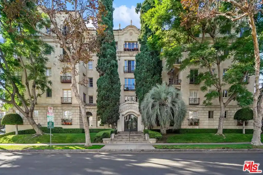 Listing Photo 1 - Condo for sale in 109 N Sycamore Ave located at 109 N Sycamore Ave, Los Angeles, CA 90036 - Unit #204