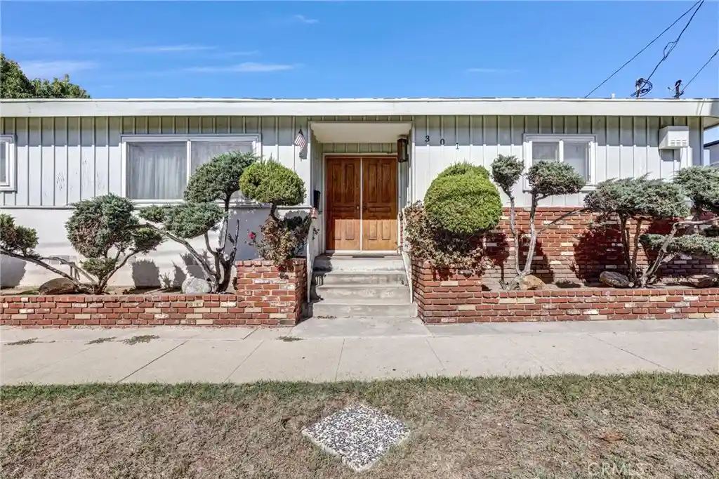 Single family home for sale at 301 E Buckthorn, Inglewood, CA 90301 | MLS# SR26228454