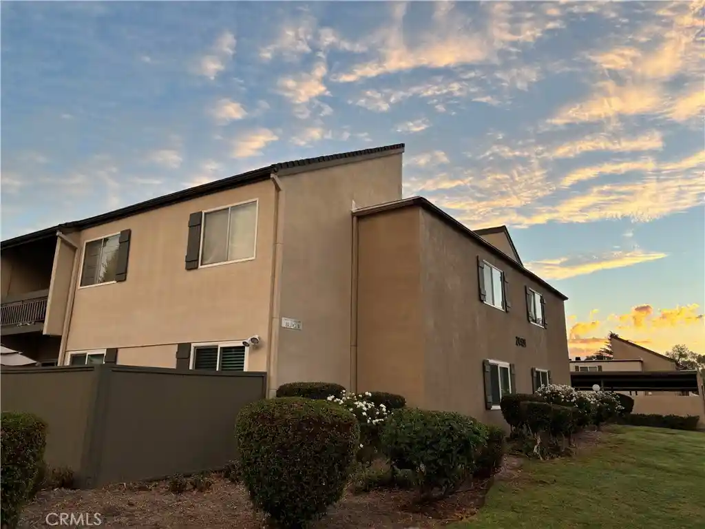 Condo for sale at 24431 Trevino Dr #V10, Valencia, CA 91355 | MLS# SR26228346