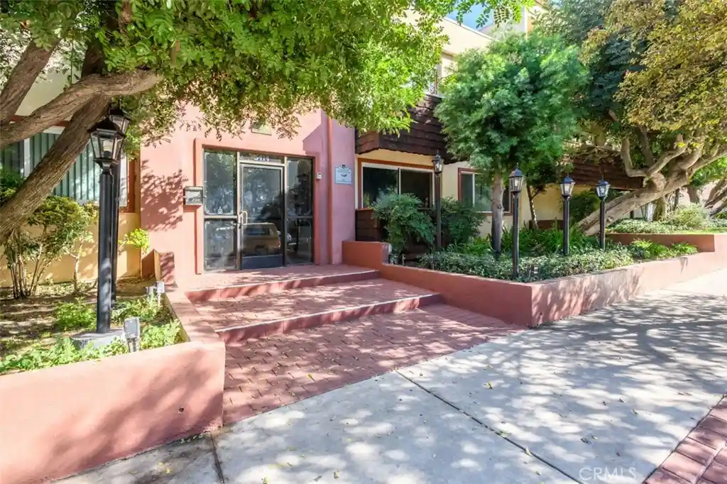 Condo for sale at 5414 Newcastle, Encino, CA 91316 | MLS# SR26228403