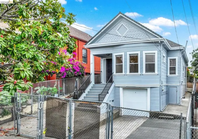 Photo 4 of Single family home for sale at 1960 38th Avenue, Oakland, CA 94601 | MLS# 41152203 | Listing updated on 2026-10-30