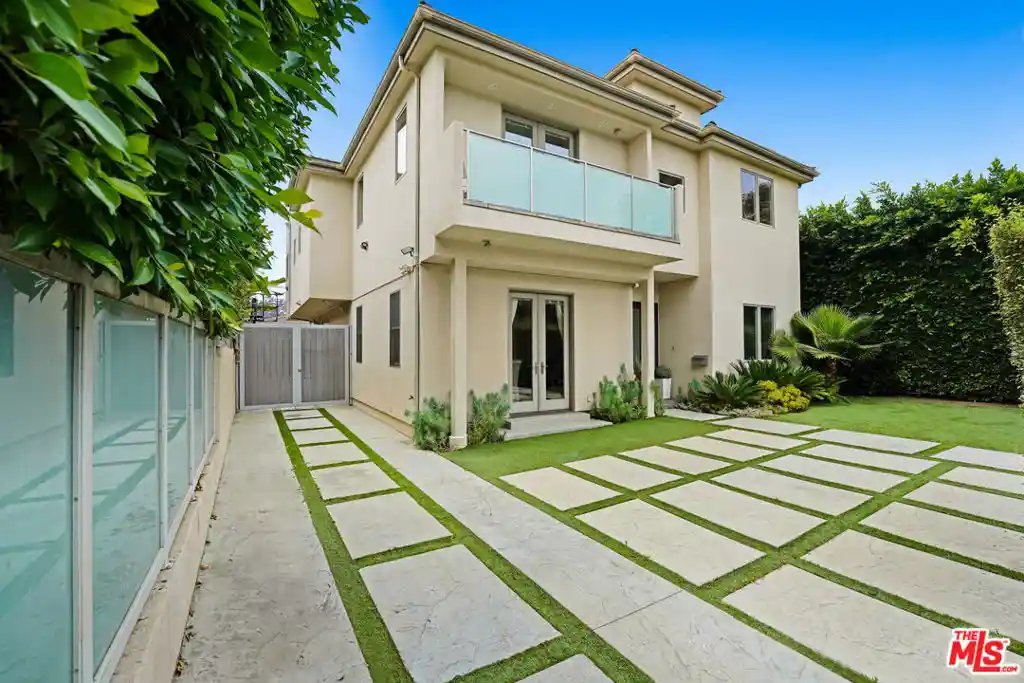 Photo 1 of Single family home for sale at 841 N Crescent Hts Blvd, Los Angeles, CA 90046 | MLS# 26104316 | Listing updated on 2026-10-31