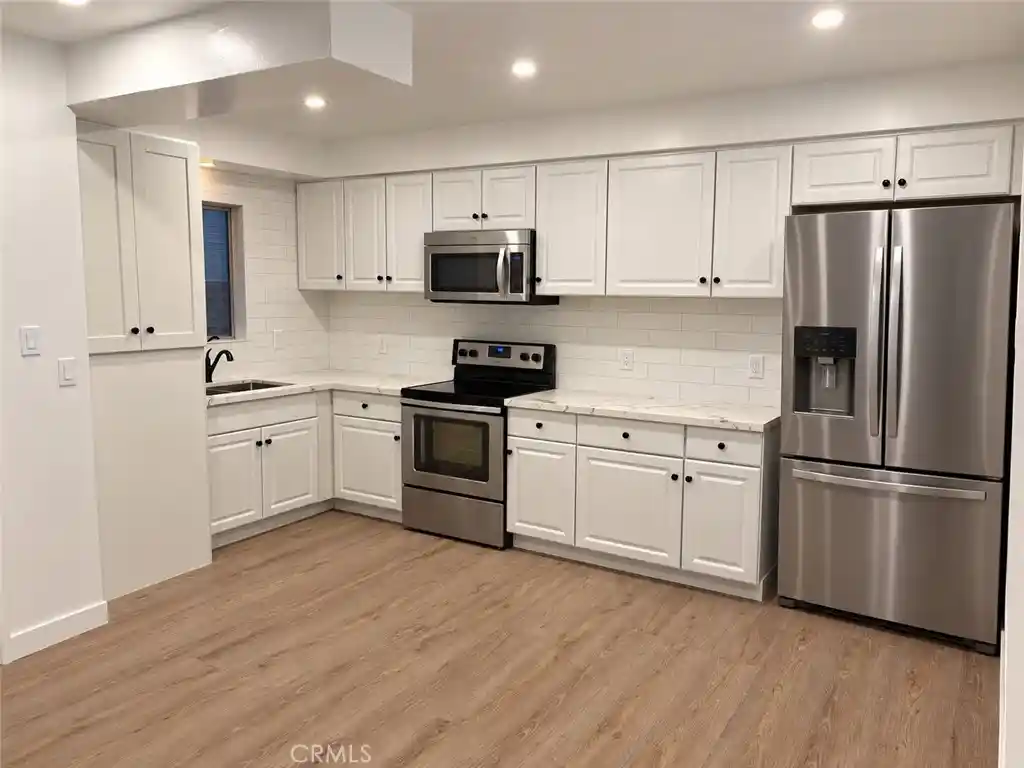 Condo for sale at 810 Edgewood St #202, Inglewood, CA 90302 | MLS# OC26230369