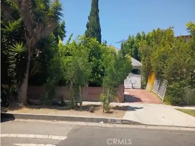 Single family home for sale at 929 S Muirfield Rd, Los Angeles, CA 90019 | MLS# IV26230448