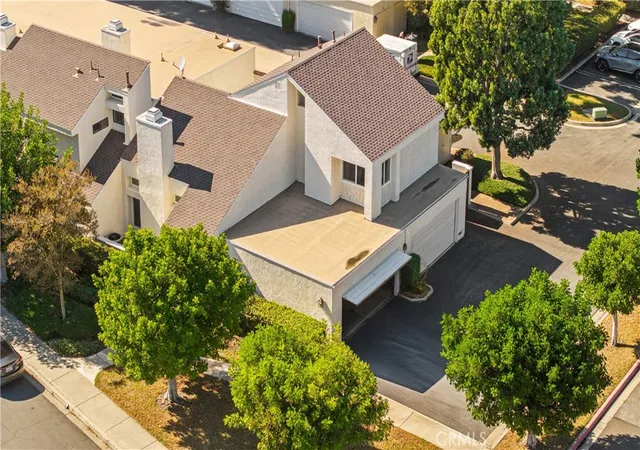 Photo 2 of Condo for sale at 7 Lake Rd, Irvine, CA 92614 | MLS# OC26229974 | Listing updated on 2026-10-29