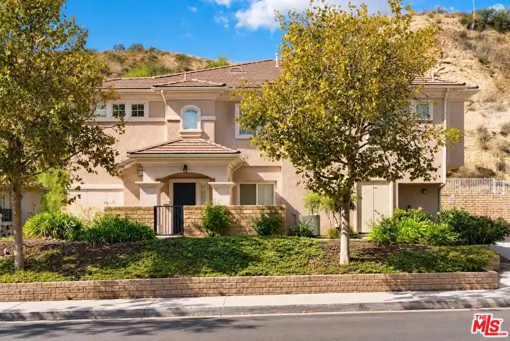Condo for sale at 28987 Oak Spring Cyn Rd #17, Canyon Country, CA 91387 | MLS# 26104572