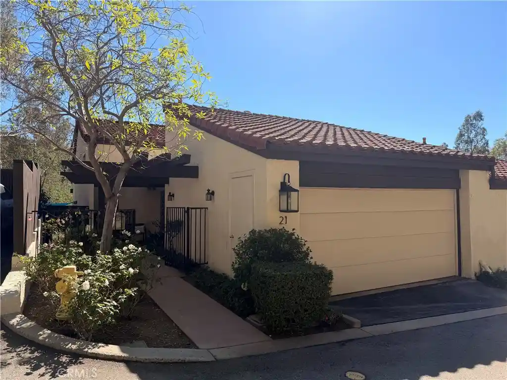 Condo for sale at 21 Maygreen Ct, Glendale, CA 91206 | MLS# SR26231335