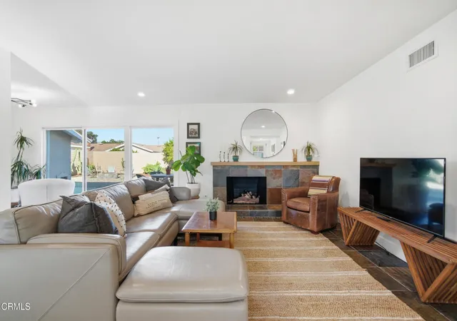 Photo 3 of Single family home for sale at 180 Cathy Dr, Newbury Park, CA 91320 | MLS# V1-39487 | Listing updated on 2026-10-30