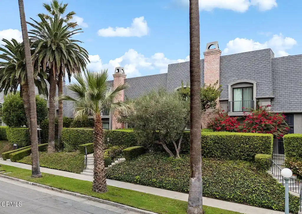 Townhouse for sale at 366 S Orange Grv Blvd, Pasadena, CA 91105 | MLS# P1-29405