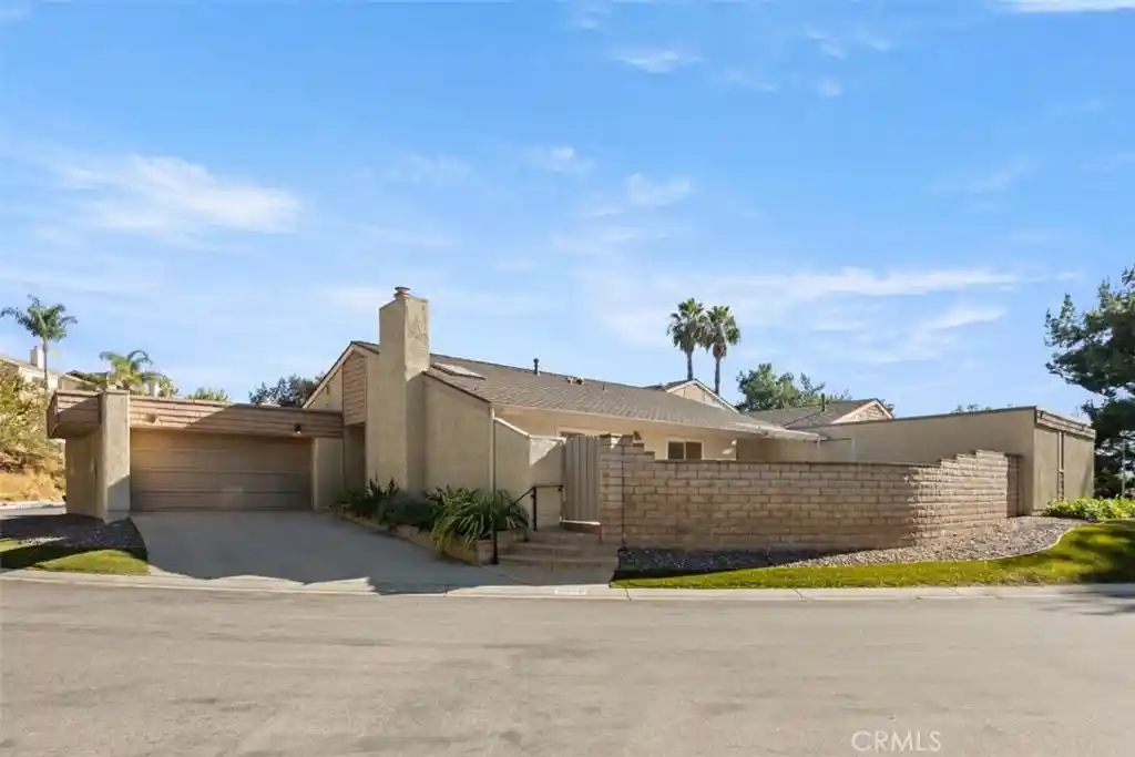 Townhouse for sale at 3256 Windflower Cir, Thousand Oaks, CA 91360 | MLS# SR26232508
