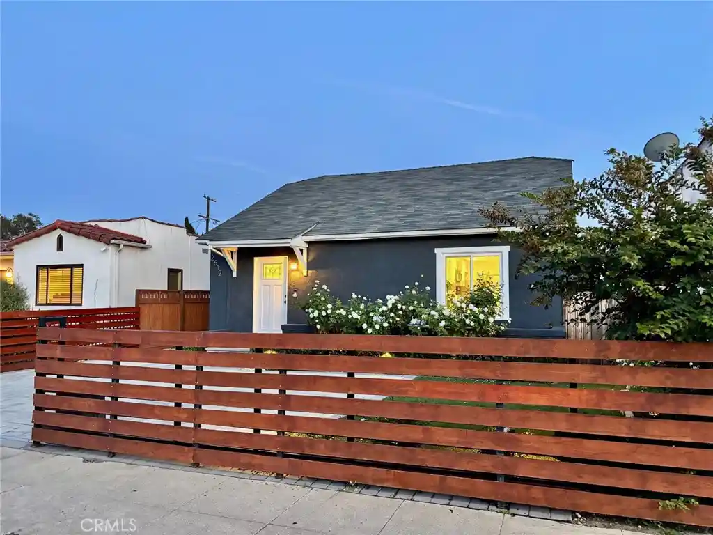 Single family home for sale at 2512 S Rimpau Blvd, Los Angeles, CA 90016 | MLS# PV26231705
