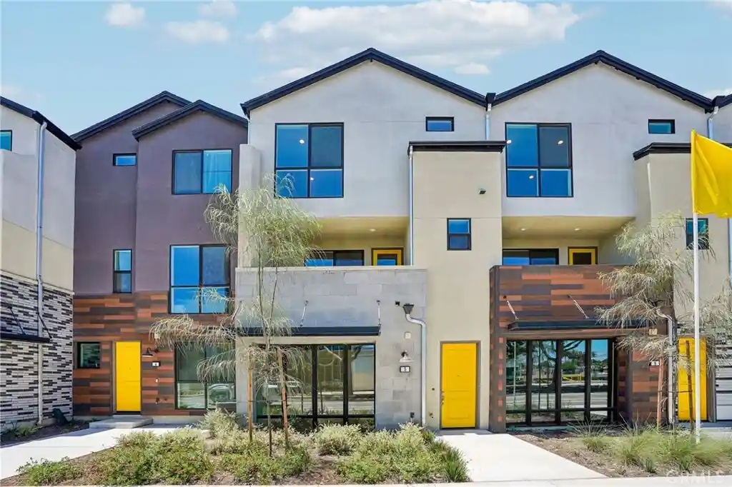 Photo 1 of Condo for sale at 5876 Linden Ave #5, Long Beach, CA 90805 | MLS# OC26232962 | Listing updated on 2026-10-29