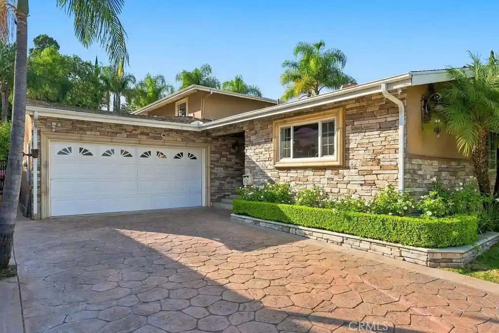 Photo 1 of Single family home for sale at 1711 Thorncrest Dr, Glendale, CA 91207 | MLS# GD26233304 | Listing updated on 2026-10-29