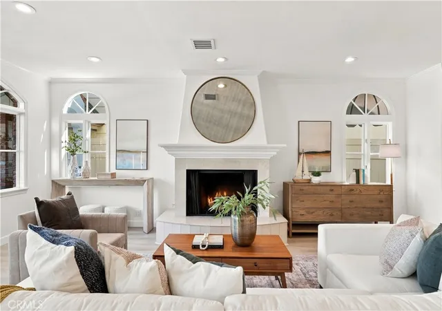 Photo 4 of Single family home for sale at 130 Rivo Alto Cnl, Long Beach, CA 90803 | MLS# DW26232906 | Listing updated on 2026-10-30