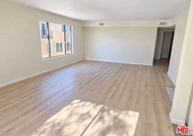 Listing Photo 2 - Condo for sale in building located at 10901 Laurel Cyn Blvd, San Fernando, CA 91340 - Unit #209